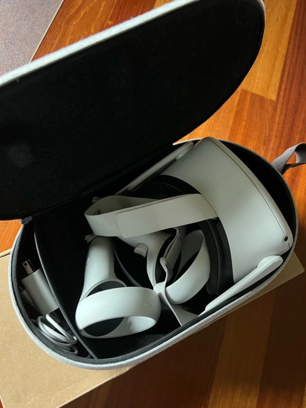 Oculus Quest 2 All-in-One VR Headset with White Controllers with Link Cable